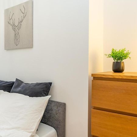 Location! 2 Bed/2Bath - Pro Host Apartment London Exterior photo