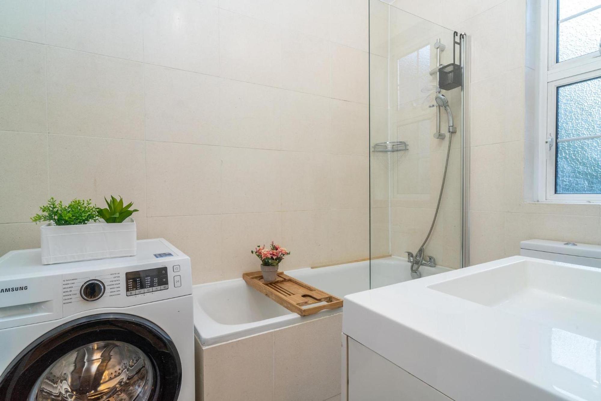 Location! 2 Bed/2Bath - Pro Host Apartment London Exterior photo