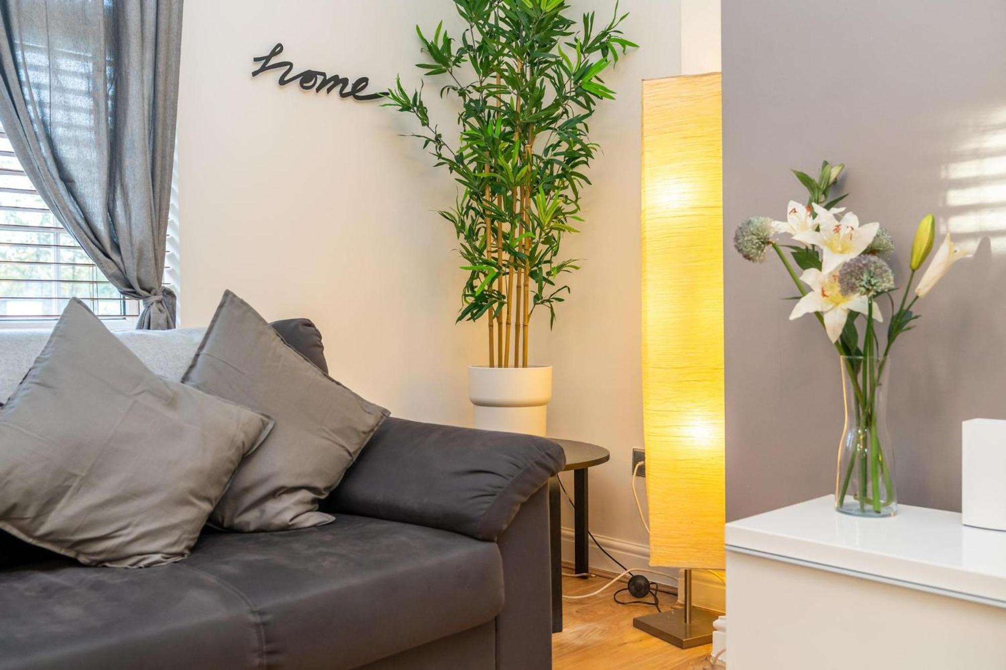 Location! 2 Bed/2Bath - Pro Host Apartment London Exterior photo